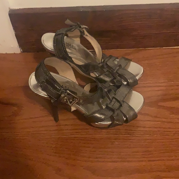 Micheal Kors metallic heels - Picture 2 of 4